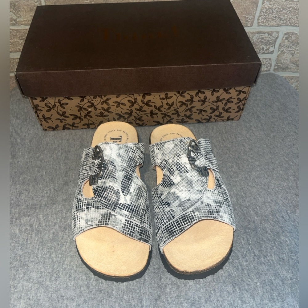 THINK!  Mizzi style  sandal  SIZE 38